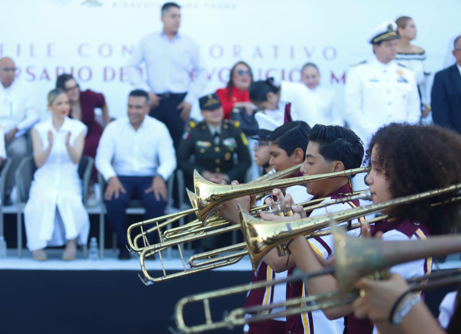 $!Exhiben talentos y habilidades en desfile de la Revolución Mexicana en Mazatlán