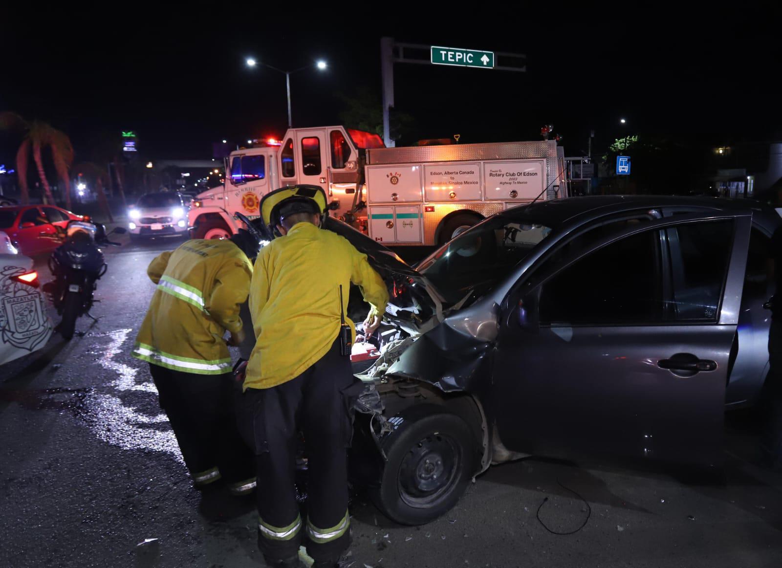 $!Motociclista sufre la amputación de un pie tras chocar contra auto en Mazatlán