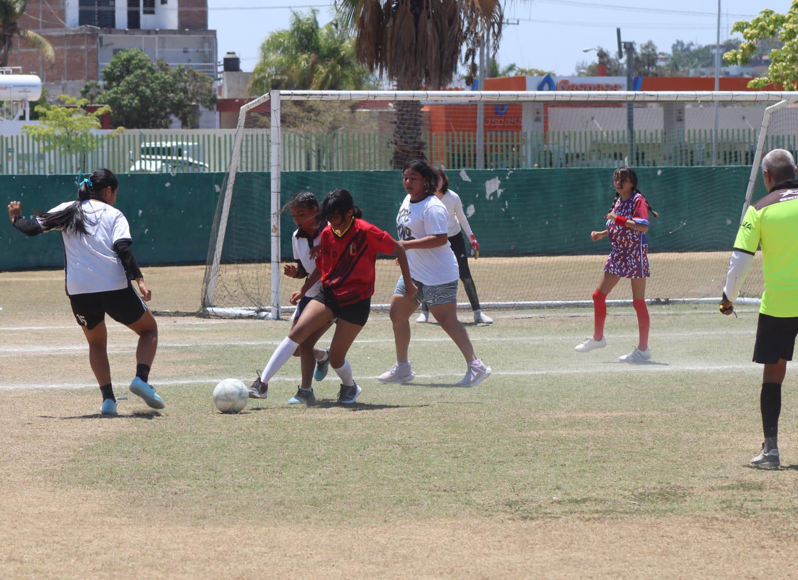 $!Se cuela Secundaria 8 a semifinales de futbol femenil de la Olimpiada Deportiva