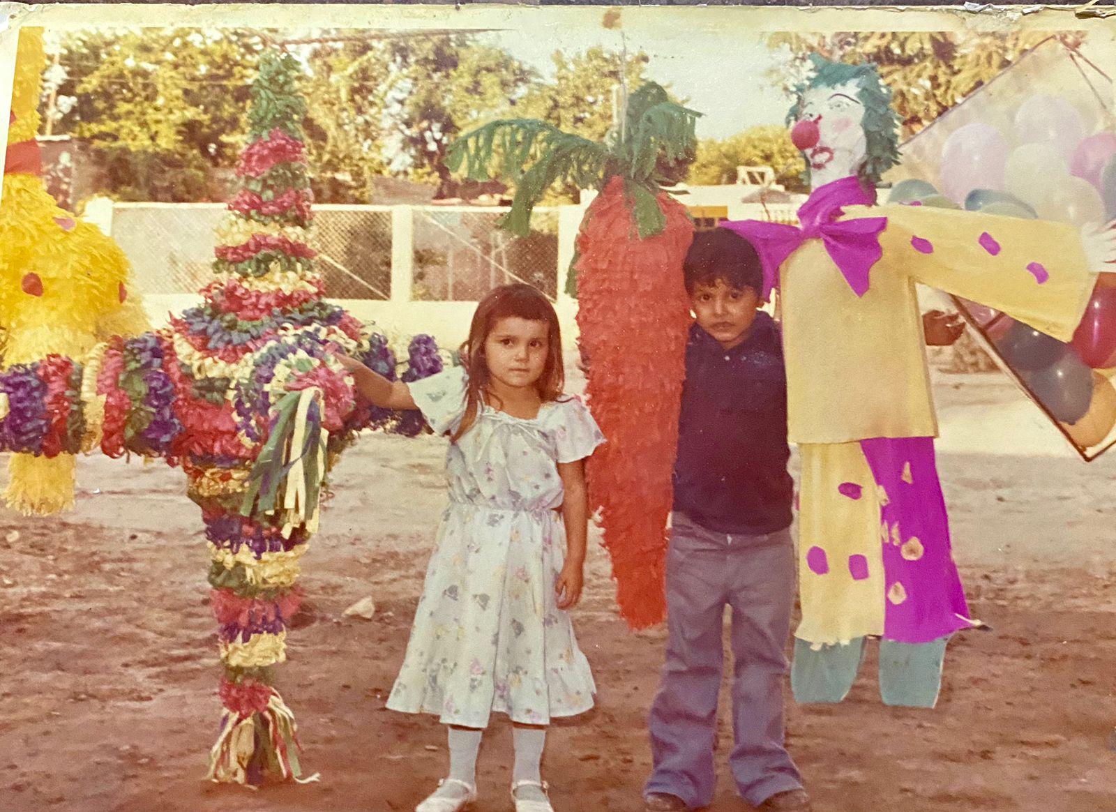 $!Piñatas de Vicenta, en la foto María del Carmen de niña.