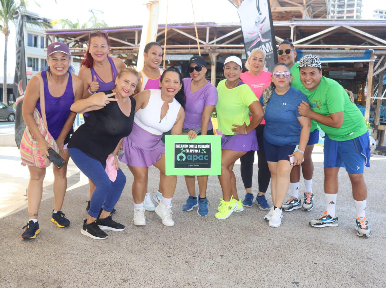 $!Bailan en favor de niños con discapacidad, en Playa Norte