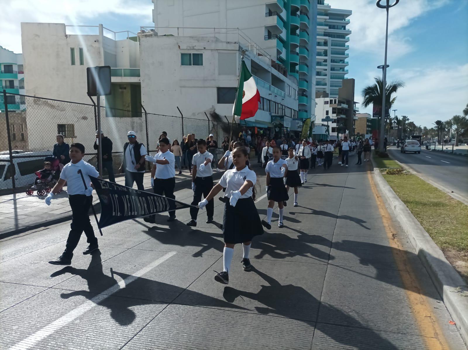 $!Desfilan escoltas de primarias resaltando la Bandera de México