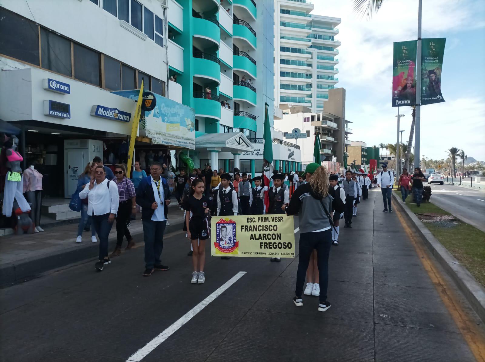 $!Desfilan escoltas de primarias resaltando la Bandera de México