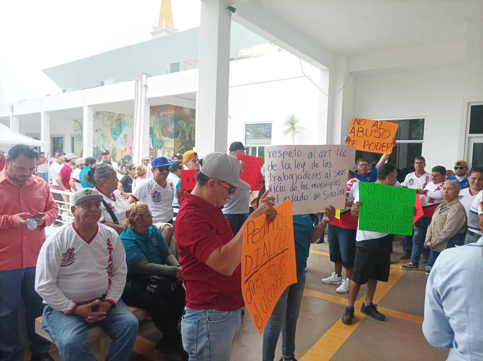 $!Trabajadores del Sindicato del Ayuntamiento de Mazatlán se manifiestan en la puerta de Presidencia