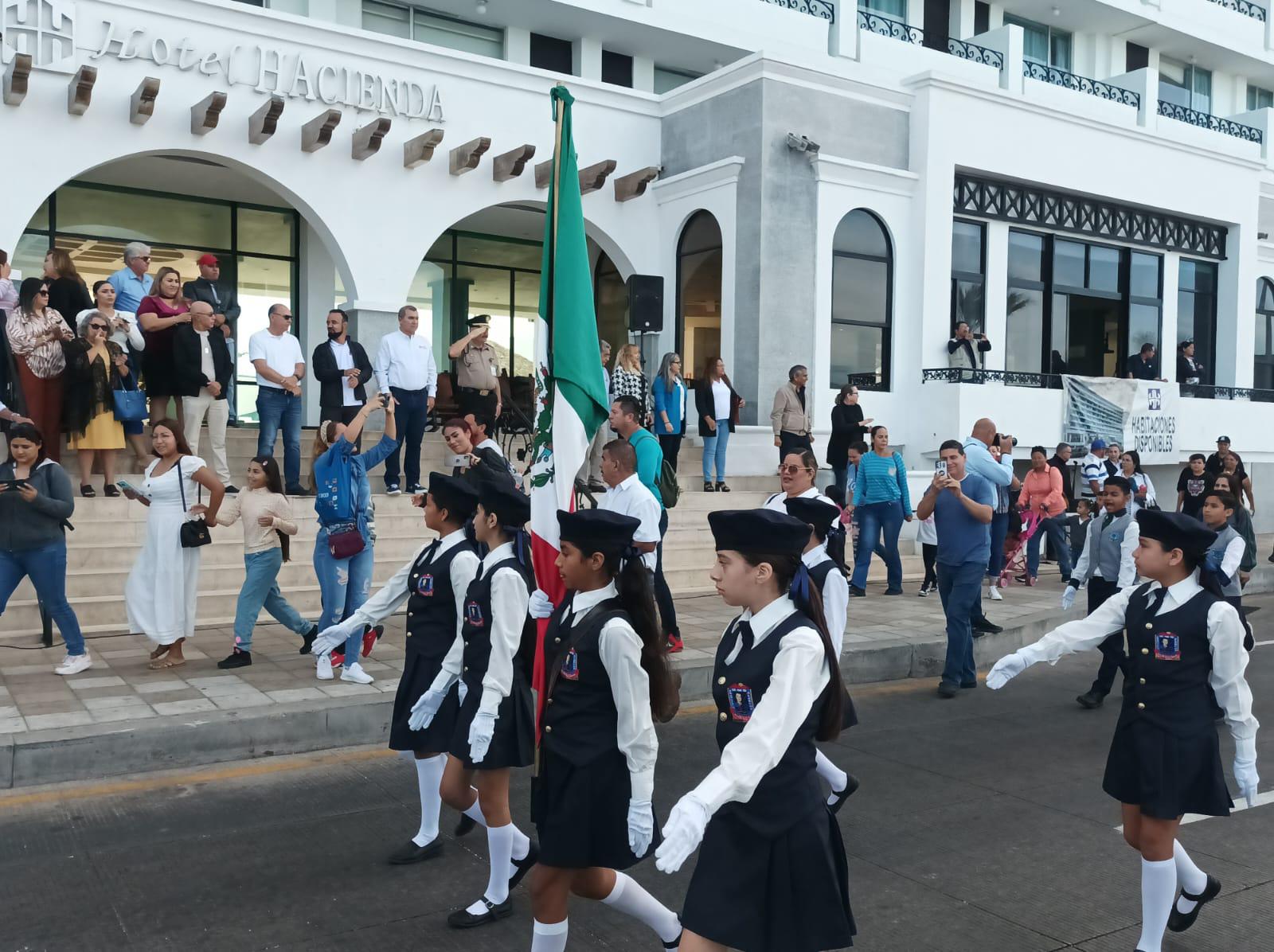 $!Desfilan escoltas de primarias resaltando la Bandera de México