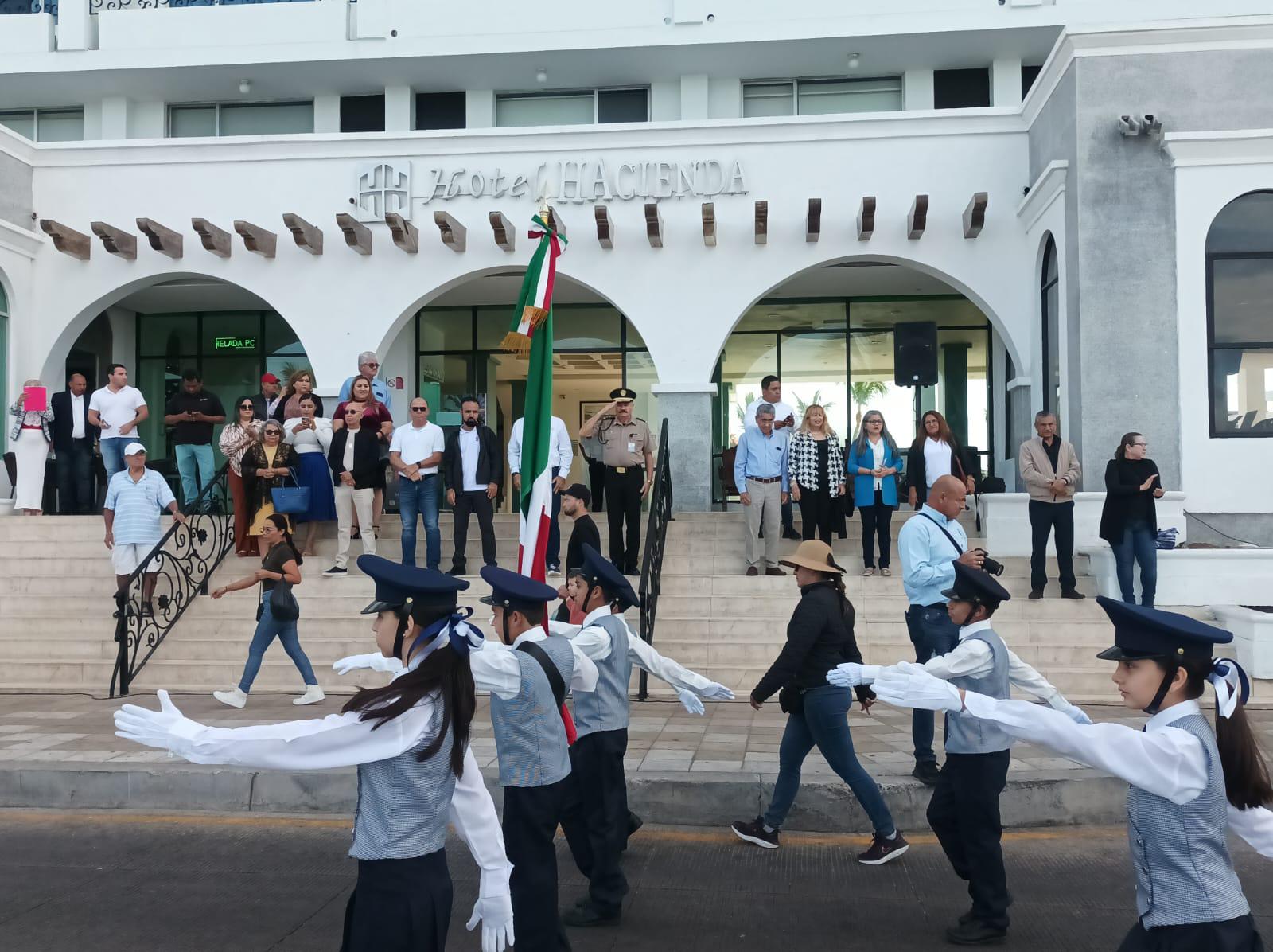 $!Desfilan escoltas de primarias resaltando la Bandera de México