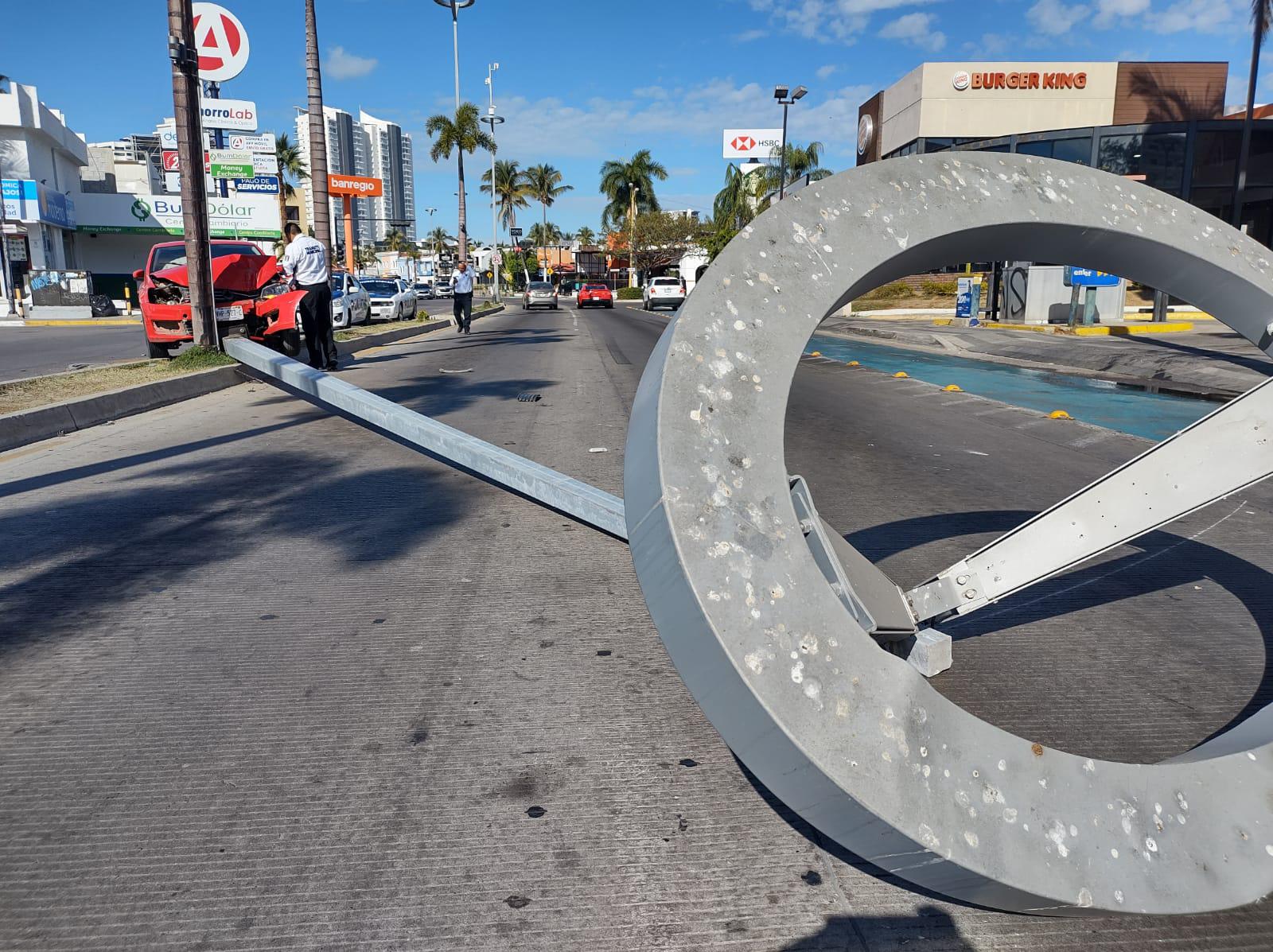 $!Auto derriba luminaria y choca contra palmera en la Zona Dorada