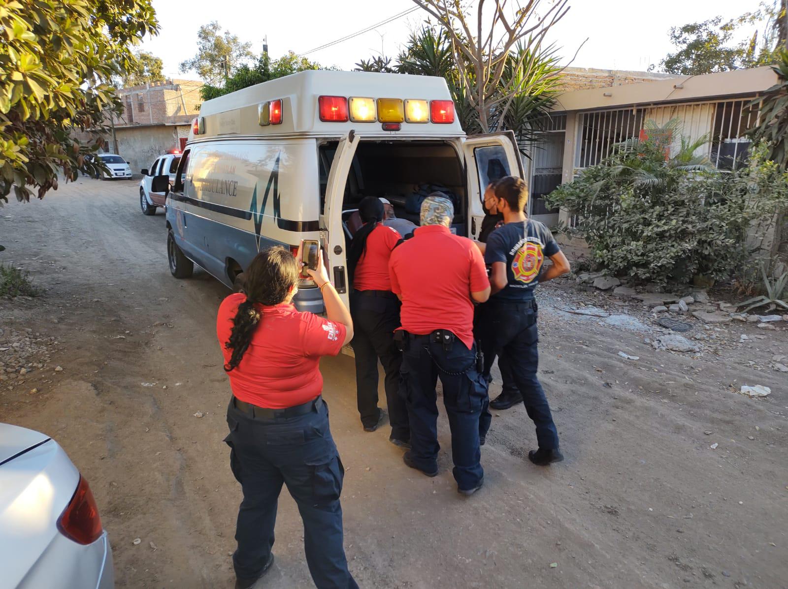 $!En Mazatlán, pleito entre vecinos termina con un herido a machetazos