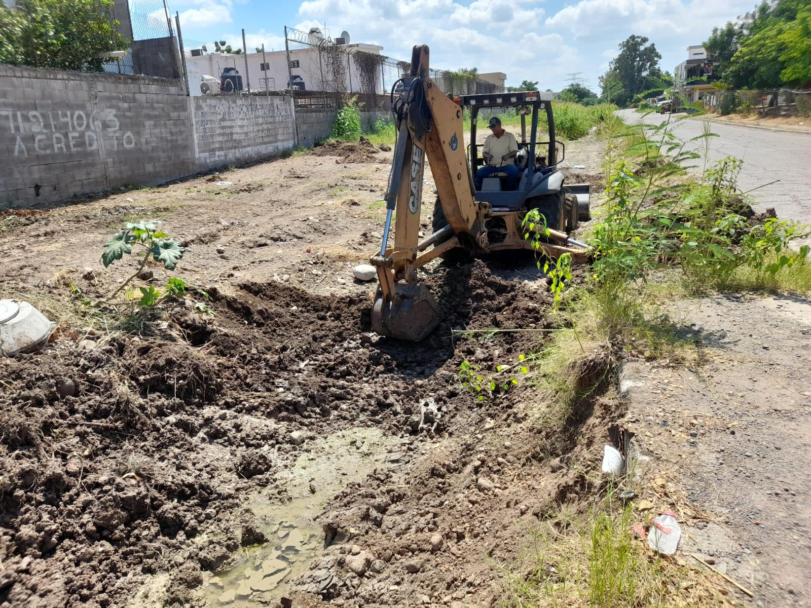 $!Avanza desazolve de afluentes en sector norte y sur de Culiacán