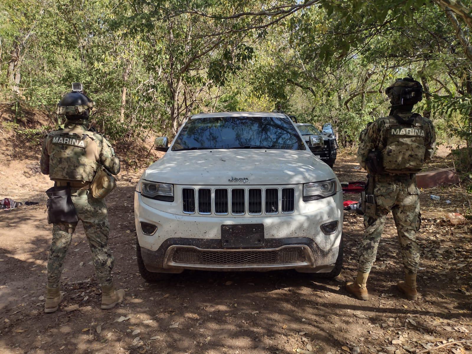 $!La Secretaría de Marina asegura camionetas y armas en Elota