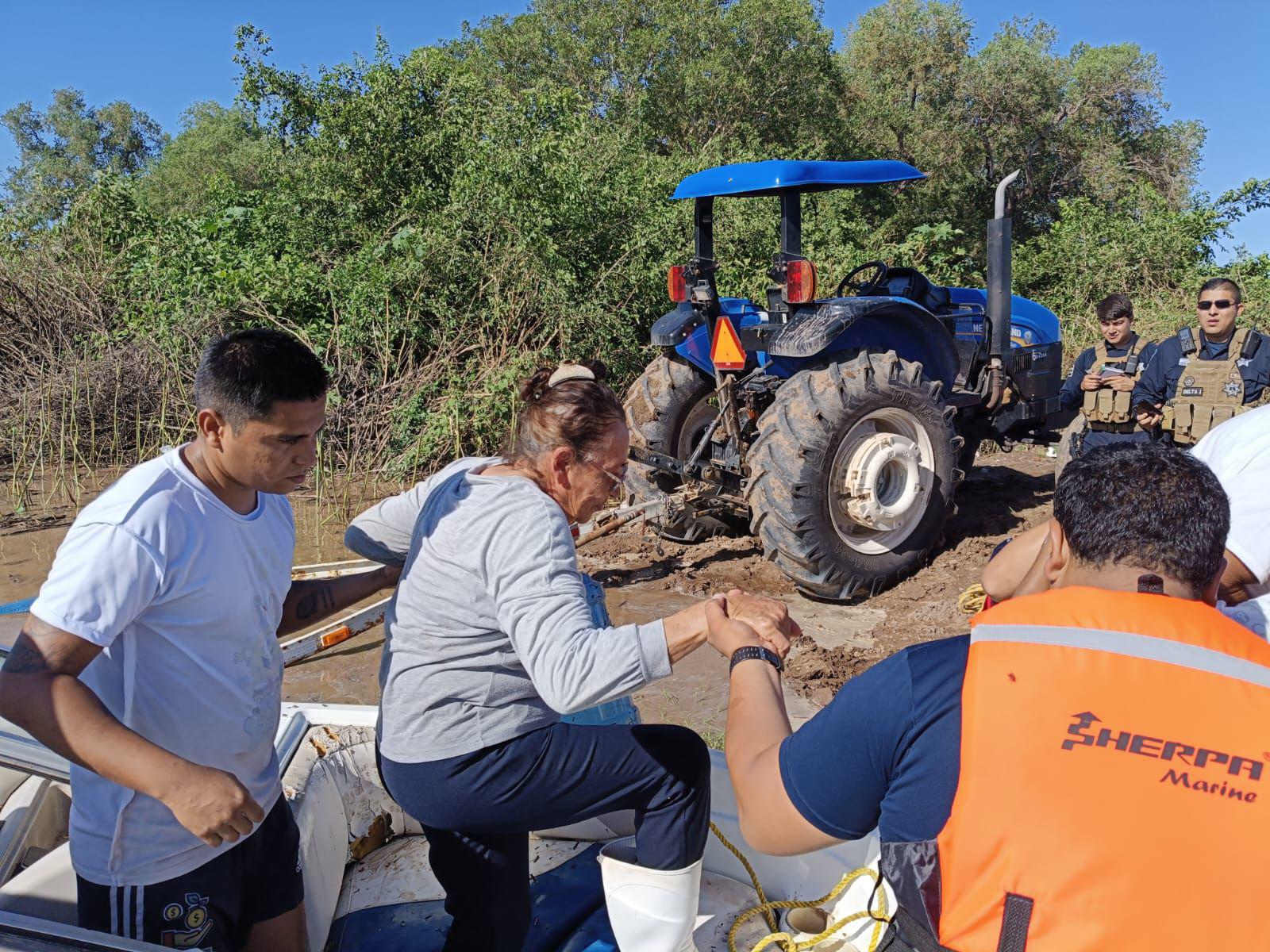 $!Evacuan a más de 100 personas en Guasave por desbordamiento del río Sinaloa