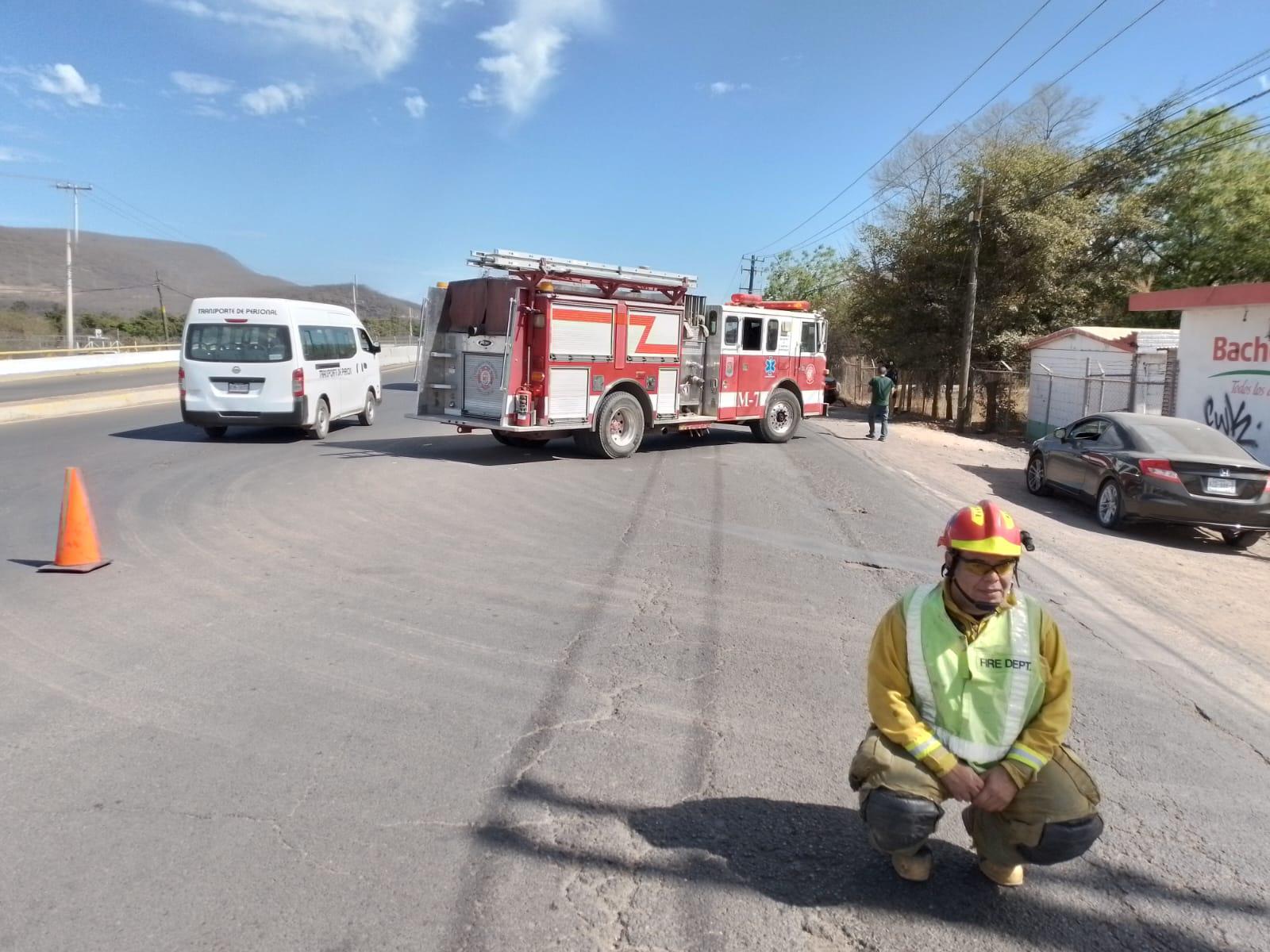 $!Hombre queda atrapado en su auto al chocar contra muro de concreto en Culiacán