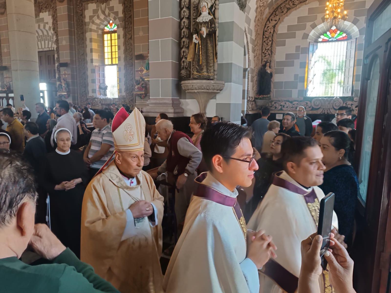 $!Celebran con misa y procesión la llegada del Año Santo 2025 en Catedral de Mazatlán