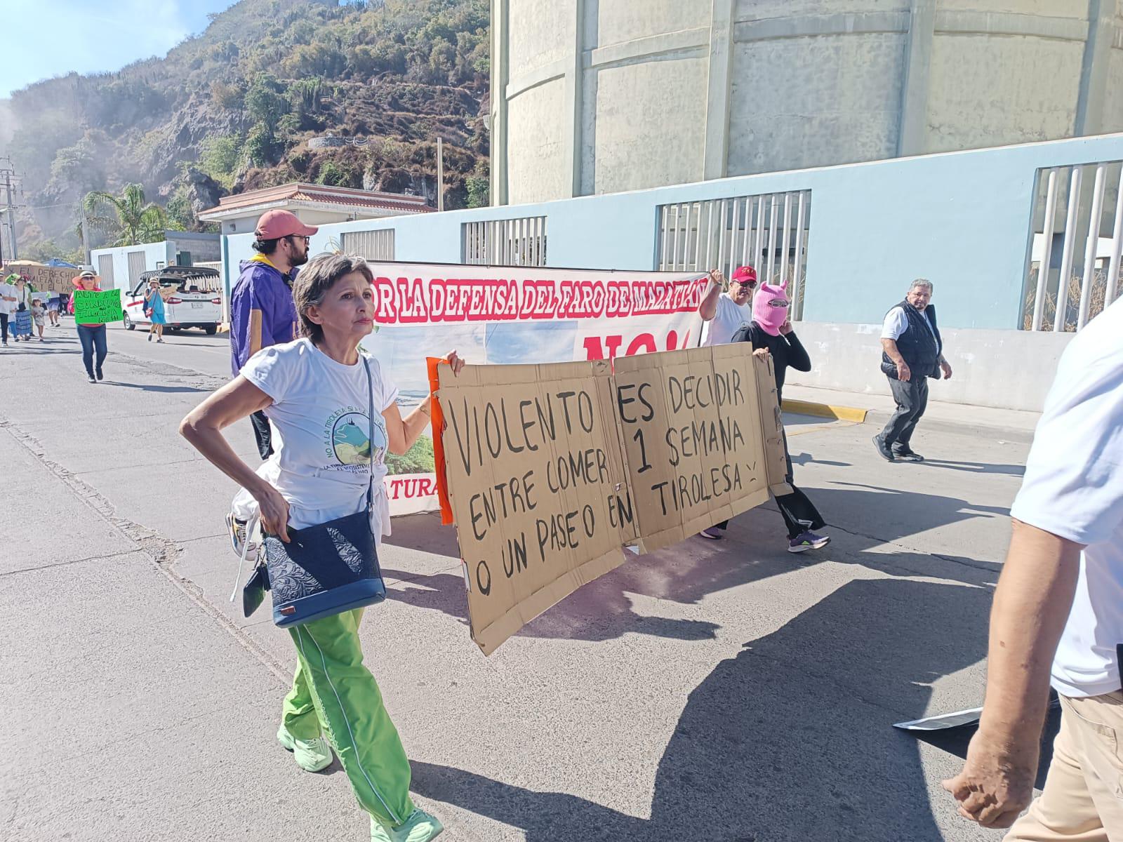 $!Colectivo en Defensa del Faro se manifiesta en celebración de apertura de la Tirolesa