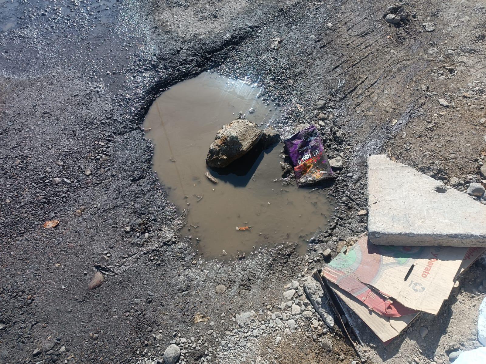 $!Vecinos de Villas del Estero padecen malos olores por drenaje desbordado