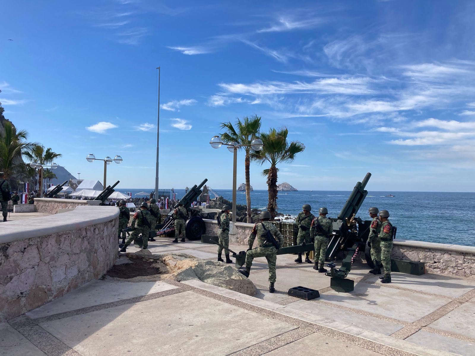 $!Alistan el escenario para el Día de la Bandera en la Sánchez Taboada; hasta cañones colocan