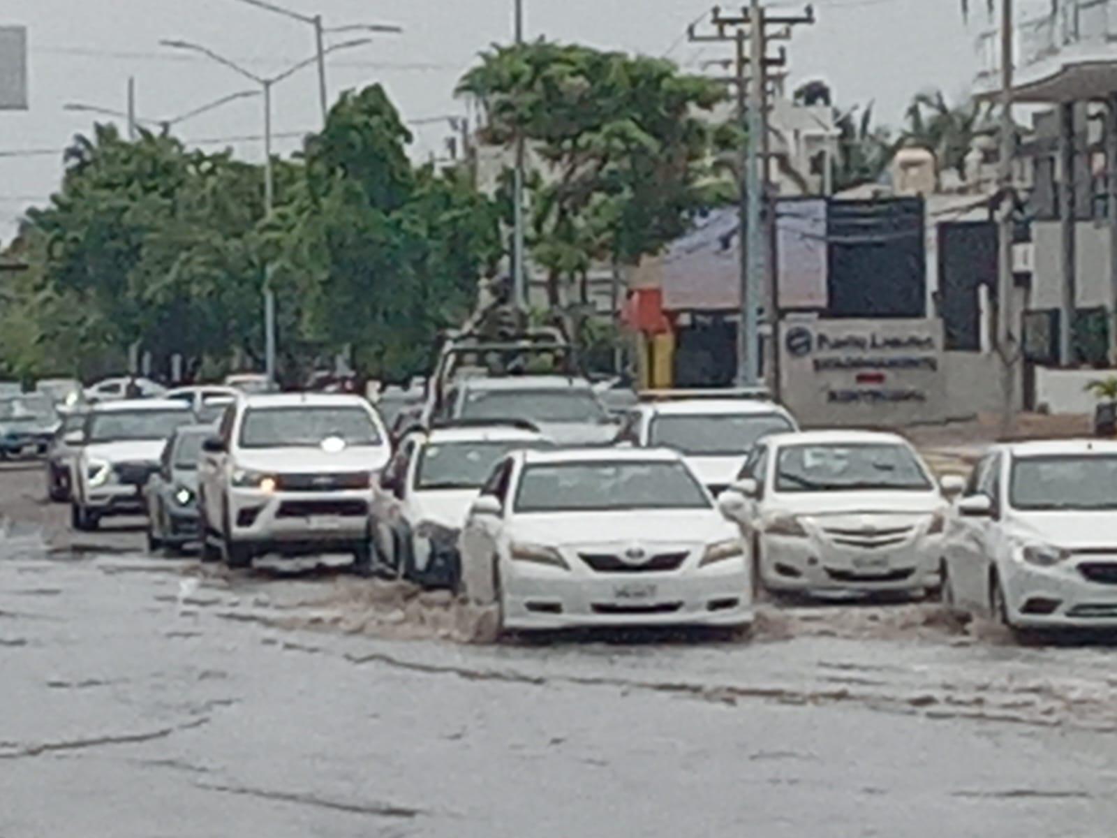 $!Provocan fuertes encharcamientos en algunas avenidas lluvias que cayeron durante las últimas horas en Mazatlán