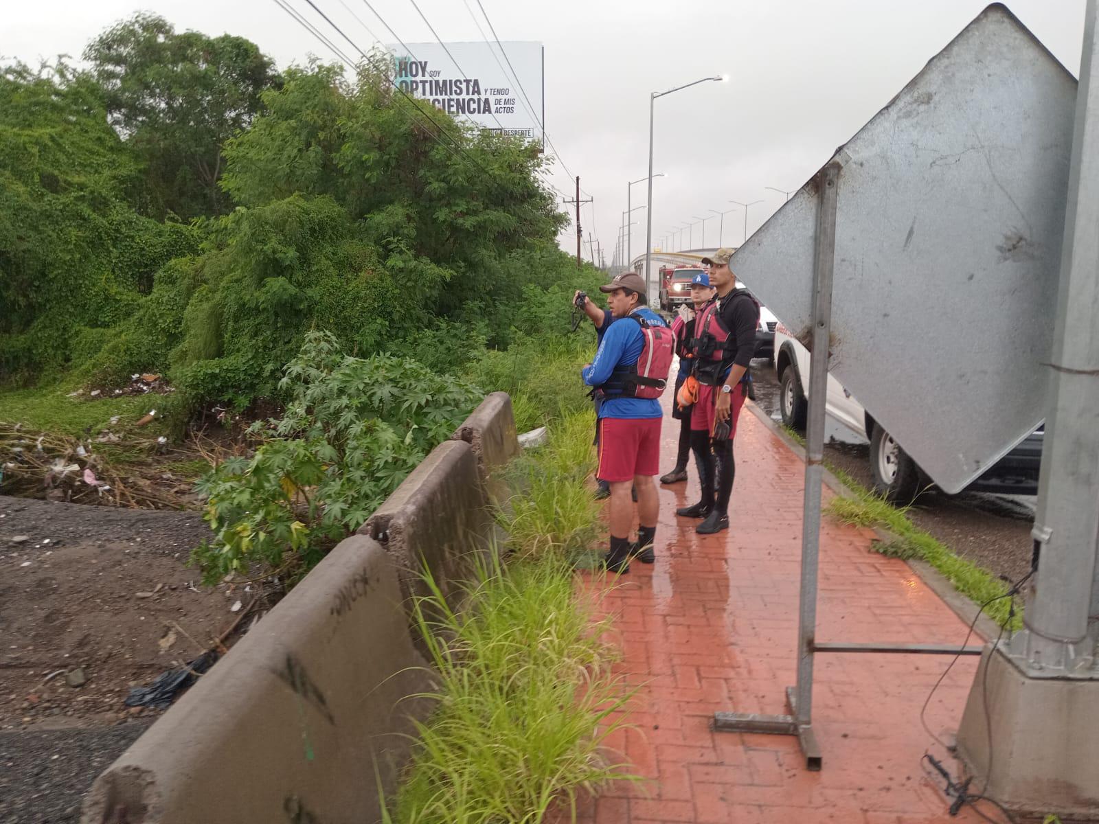 $!Durante las lluvias, una persona es arrastrada en canal en Culiacán