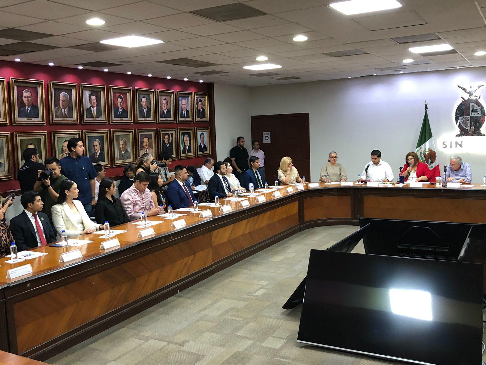 $!Rinden protesta 19 jóvenes que vigilarán las políticas públicas para la juventud en Sinaloa