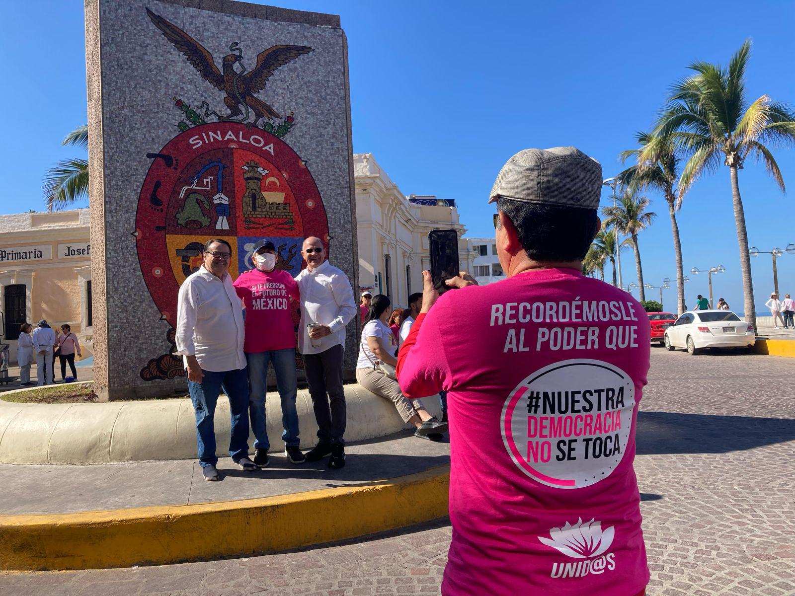 $!Marchan en Mazatlán ‘por Nuestra Democracia’ desde el Escudo de Sinaloa