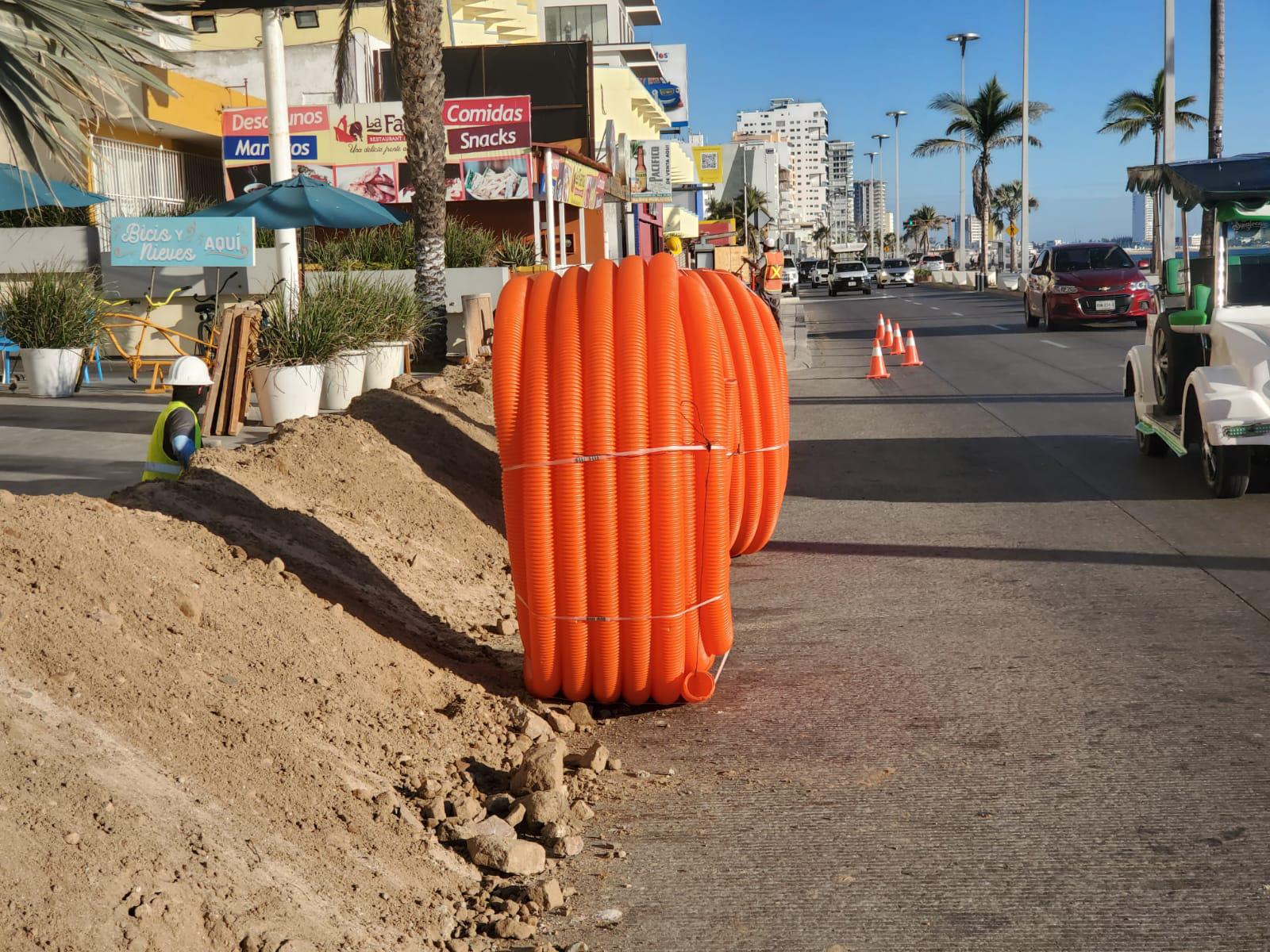 $!‘Invaden’ constructores banqueta de Avenida del Mar; Planeación dice que es necesario, de momento