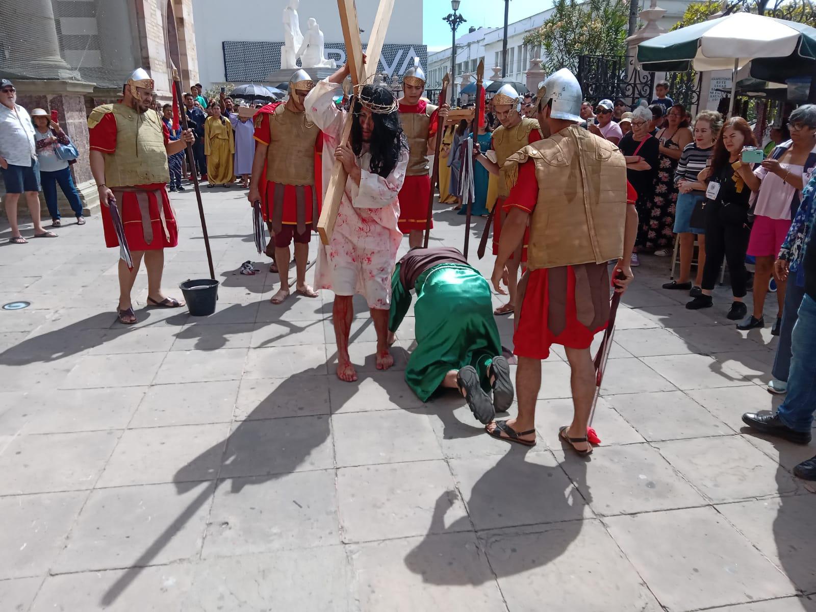 $!Realizan Viacrucis en el Atrio de la Catedral de Mazatlán