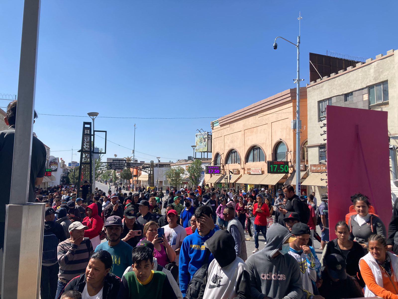 $!Cierran puente Paso del Norte en Juárez ante concentración de migrantes