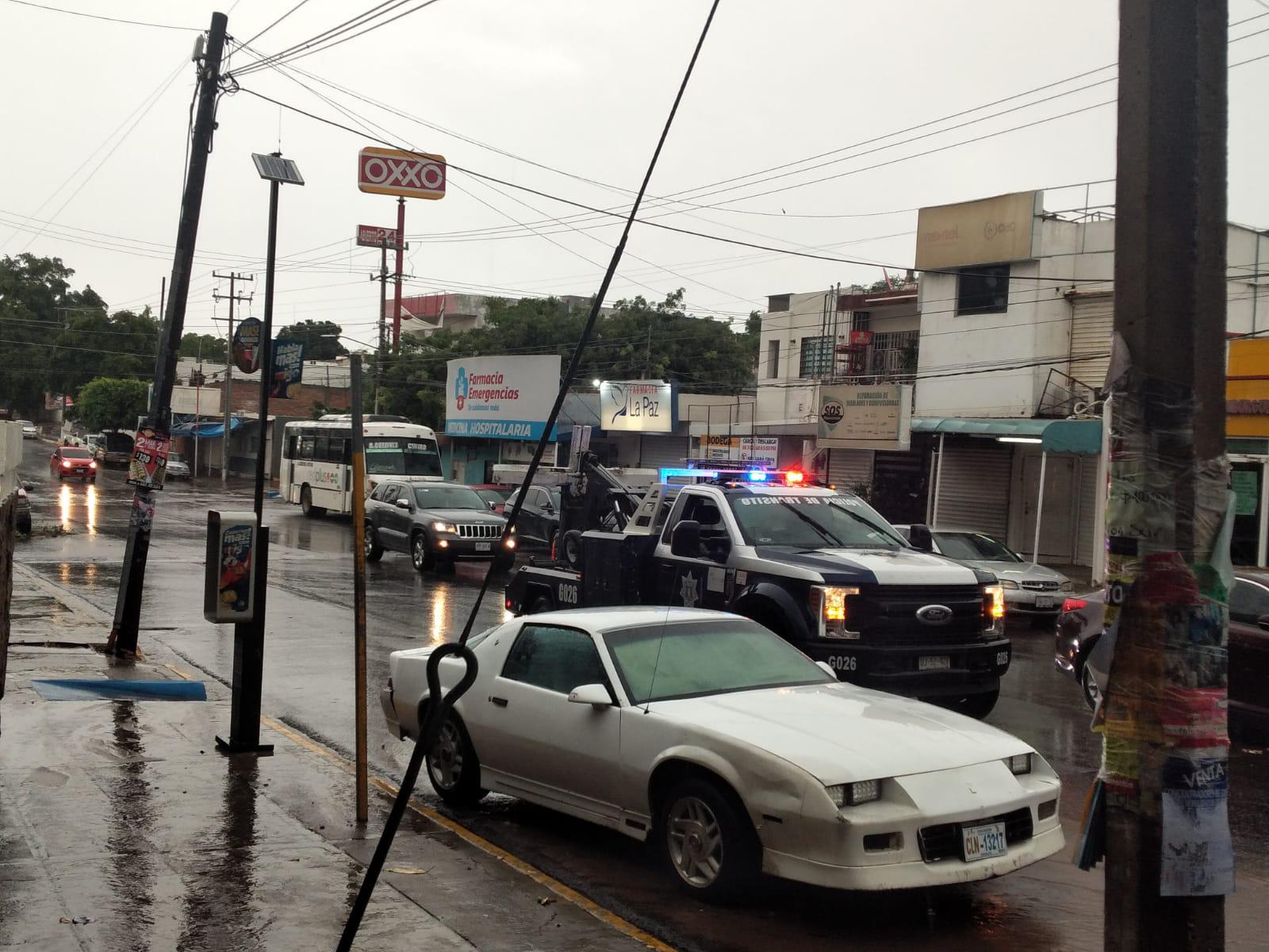 $!Calles inundadas dejan las lluvias del domingo en Culiacán; autoridades salen en auxilio de la ciudadanía