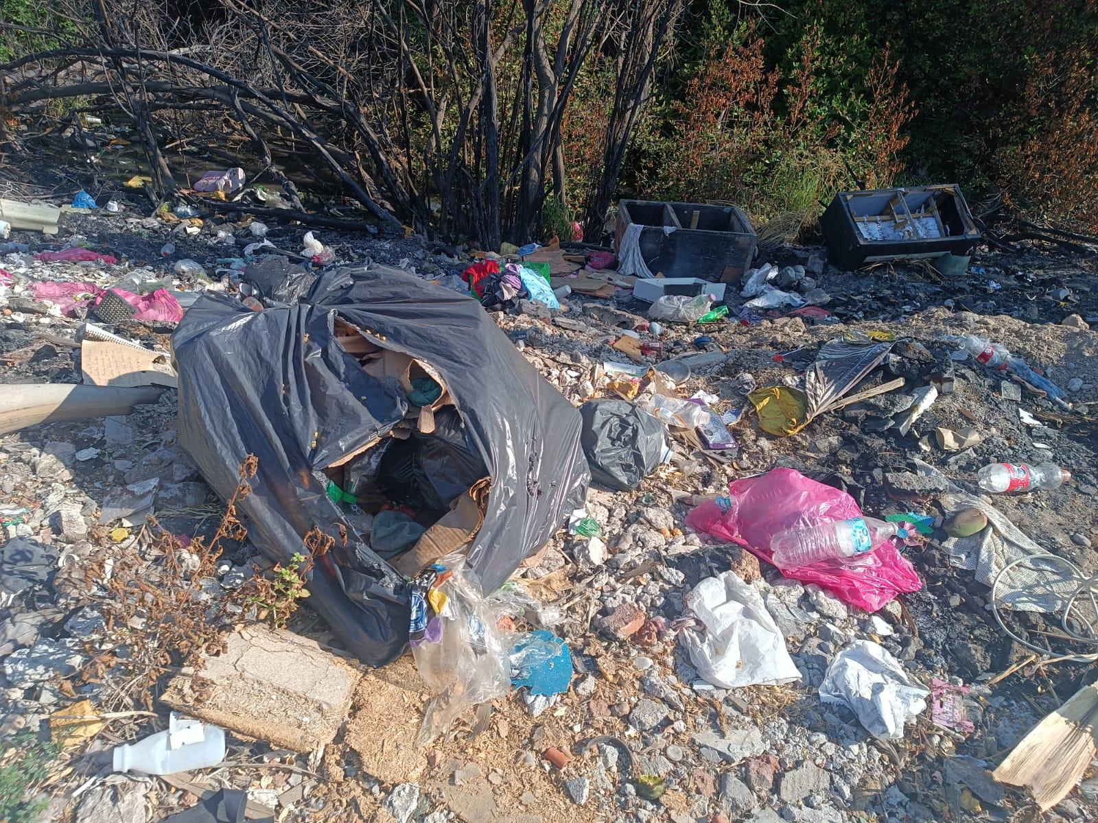 $!Estero del Infiernillo, en Mazatlán, sigue acumulando toneladas de basura