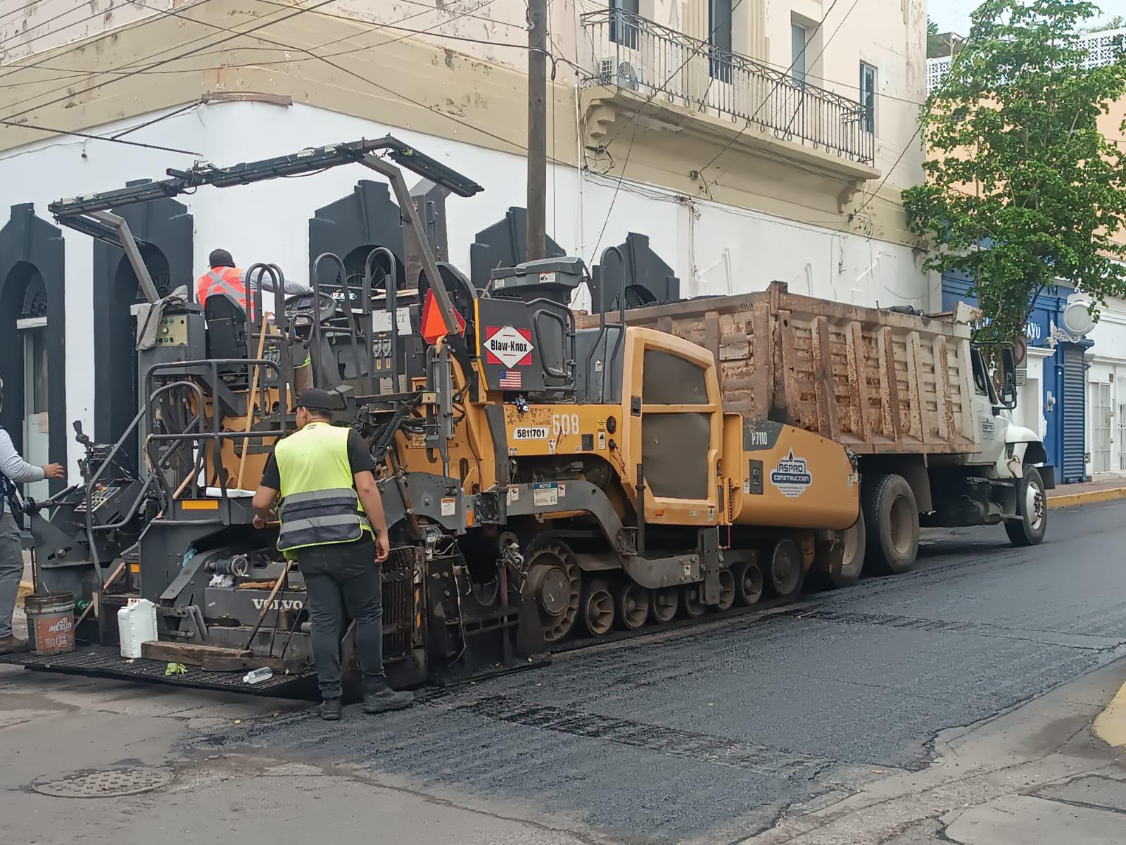 $!Continúa reencarpetado de calles en Mazatlán; ahora toca el turno a la 5 de Mayo