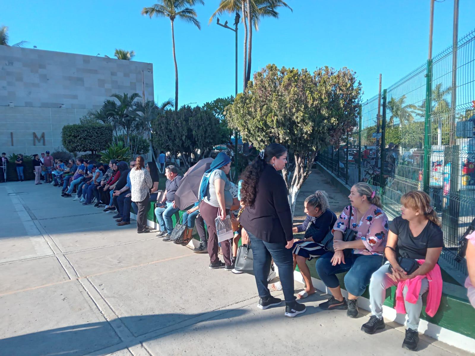 $!Manifiestan derechohabientes inconformidad por esperar horas para hacer cita en el IMSS, en Mazatlán