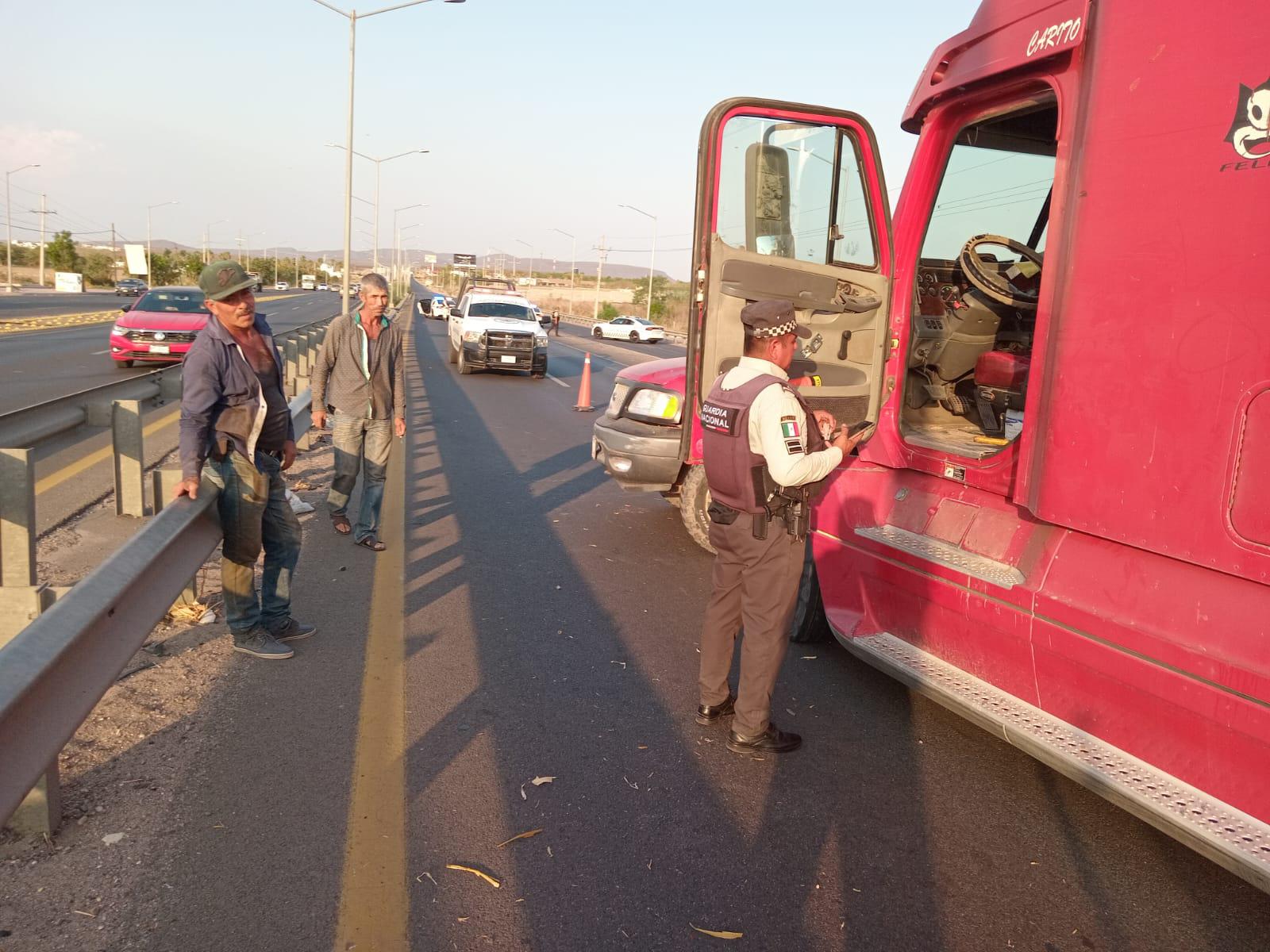 $!Conductores resultan ilesos tras carambola entre un tráiler y varios vehículos en Culiacán