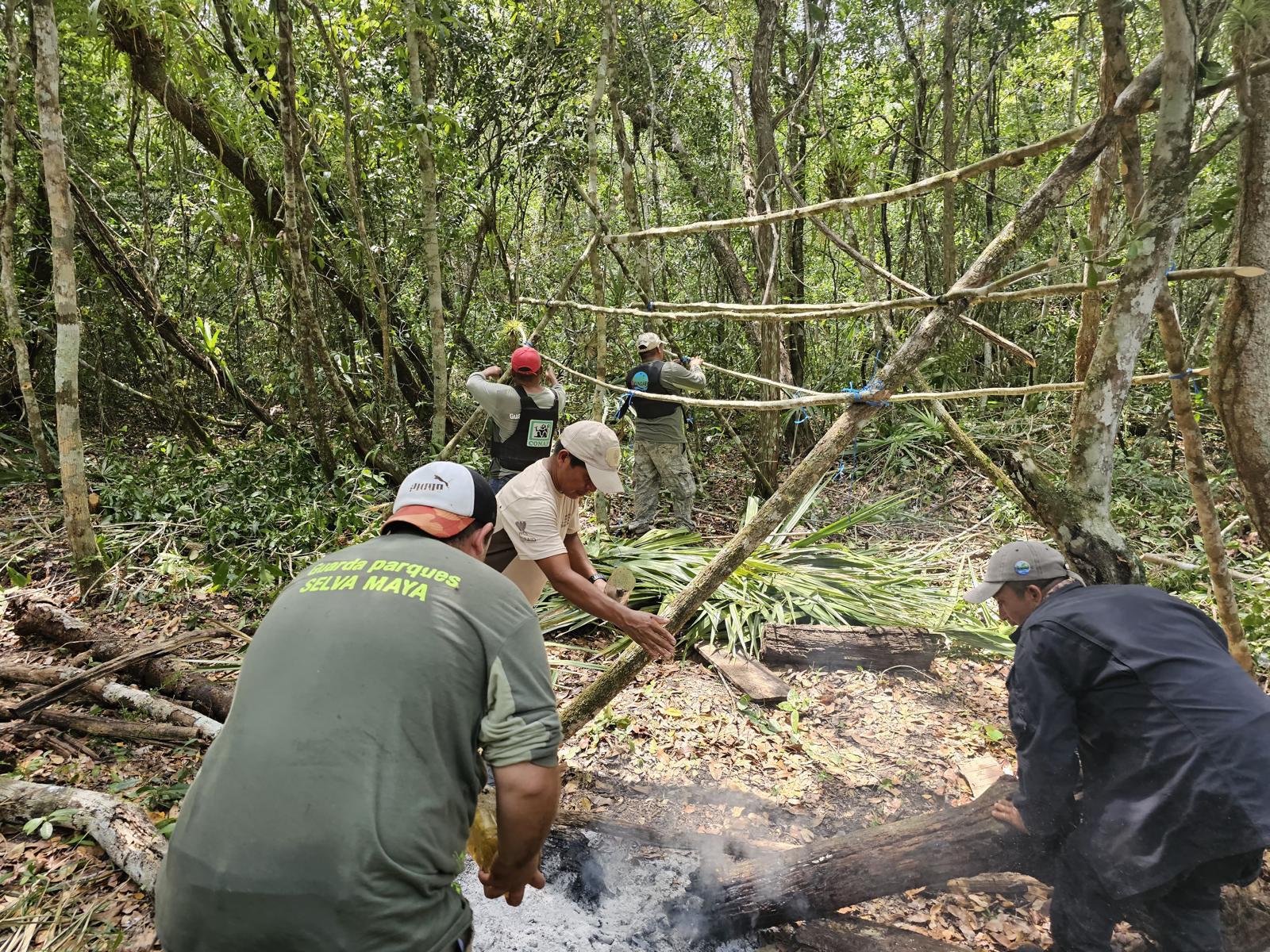 $!Funcionarios destruyen un campamento ilegal en la reserva.