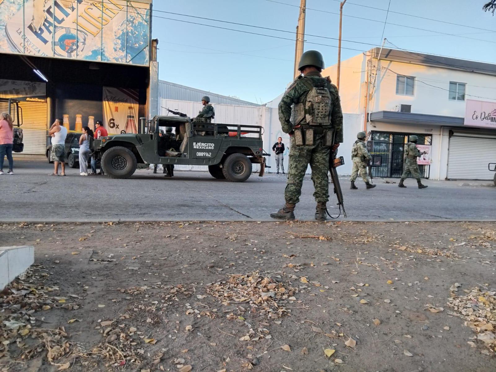 $!Asesinan a balazos a motociclista en la Emiliano Zapata, en Culiacán; civil es alcanzado por las balas