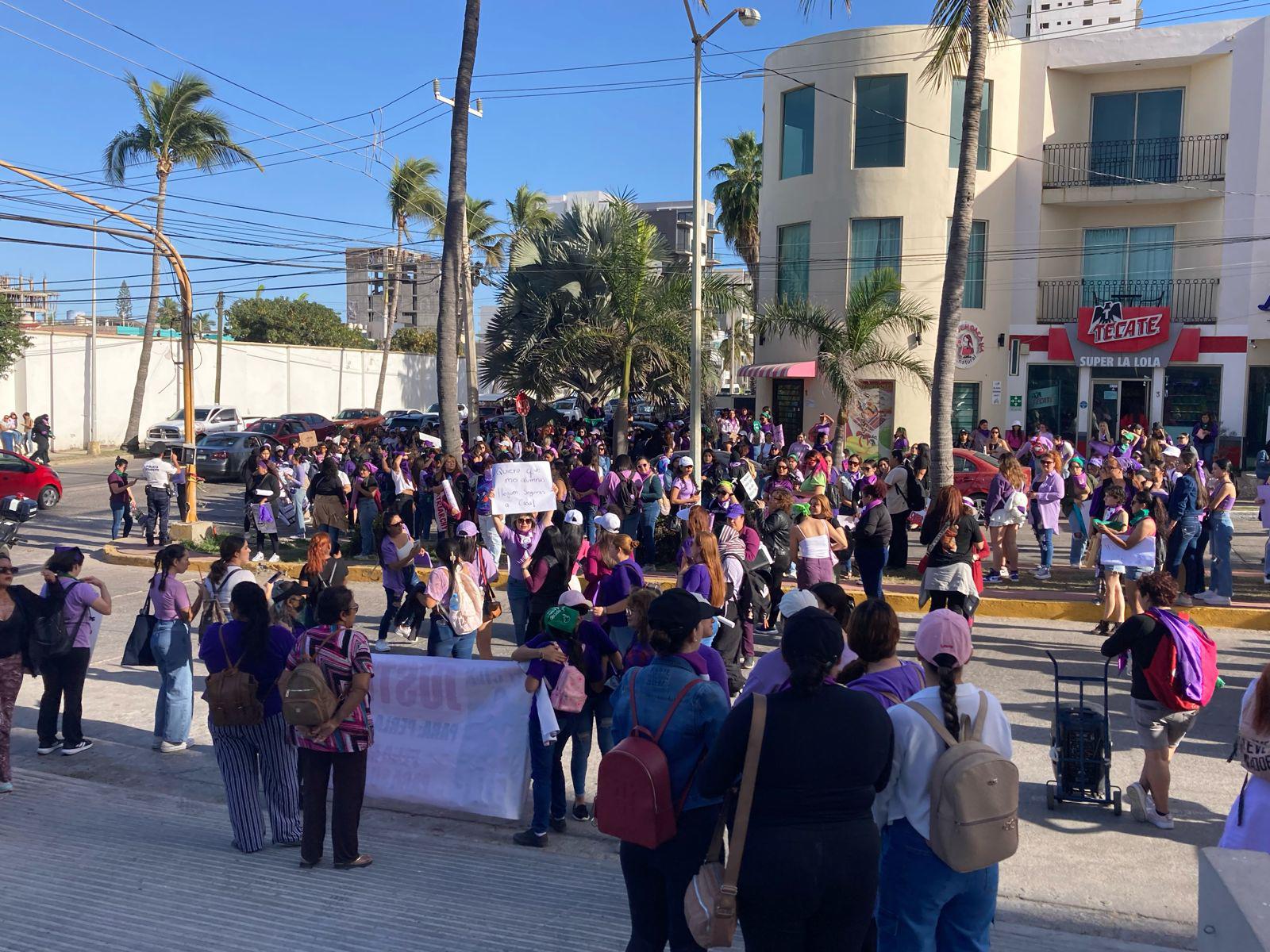 $!‘Mujer escucha, esta es tu lucha’; inicia la Marcha 8M por el malecón de Mazatlán