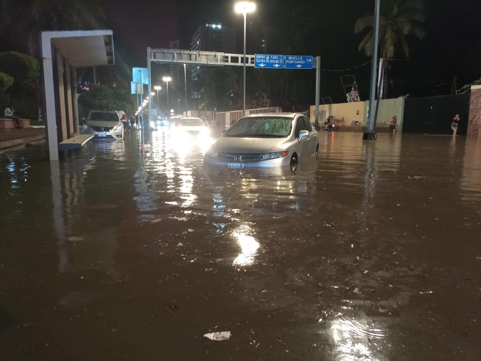 $!Fuerte tormenta eléctrica cae sobre Mazatlán y el sur de Sinaloa