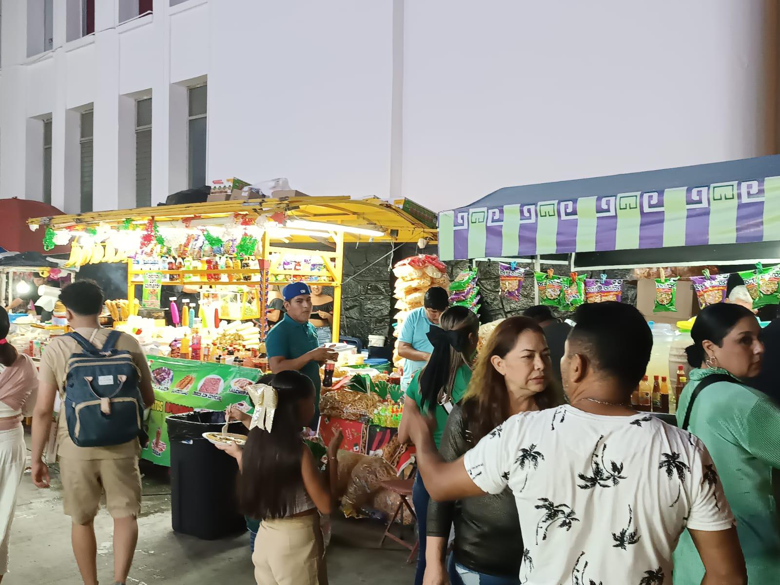 $!Comienzan a llenar Plazuela República a la espera de ceremonia del Grito de Independencia, en Mazatlán