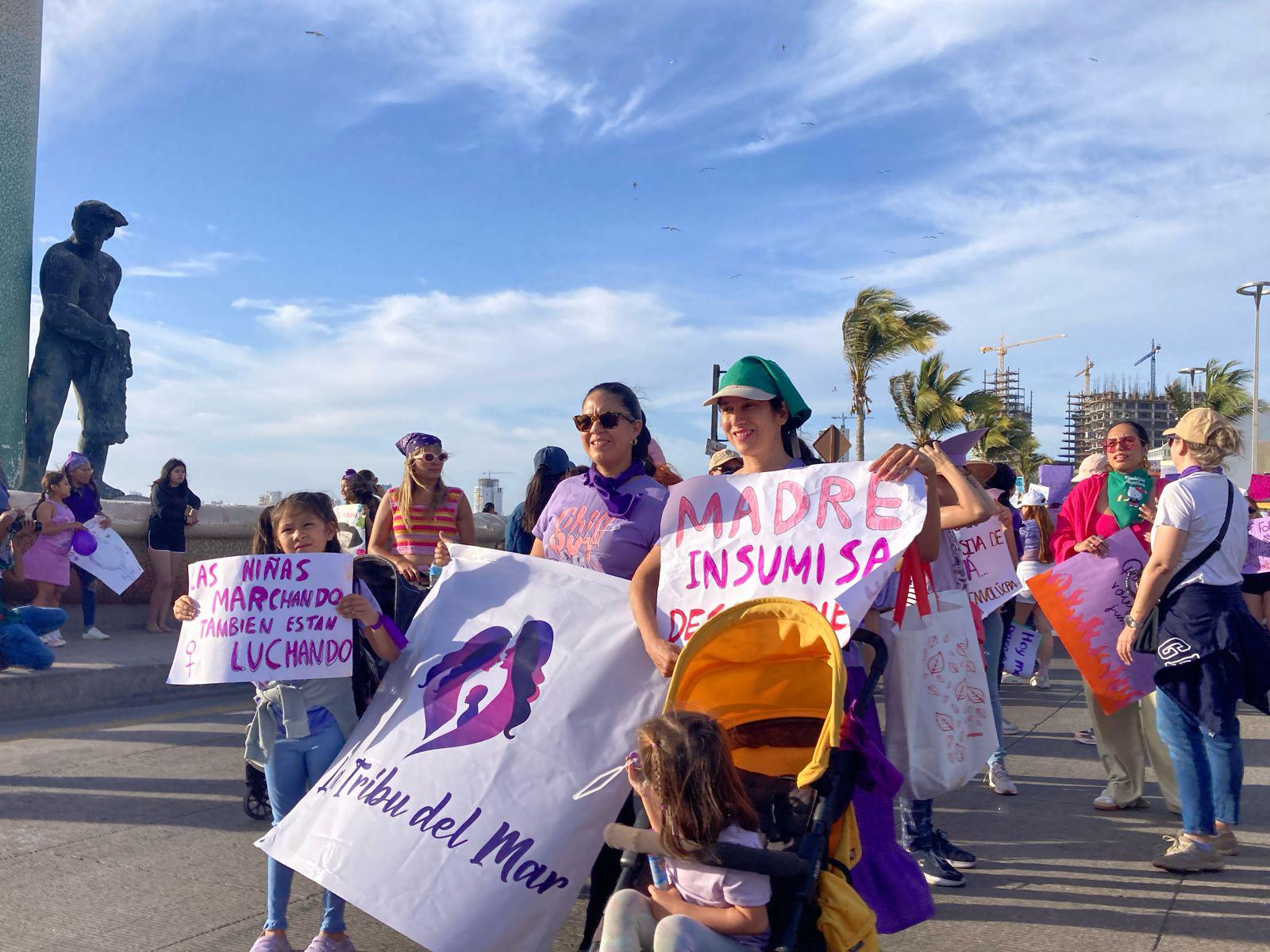 $!‘Mujer escucha, esta es tu lucha’; inicia la Marcha 8M por el malecón de Mazatlán