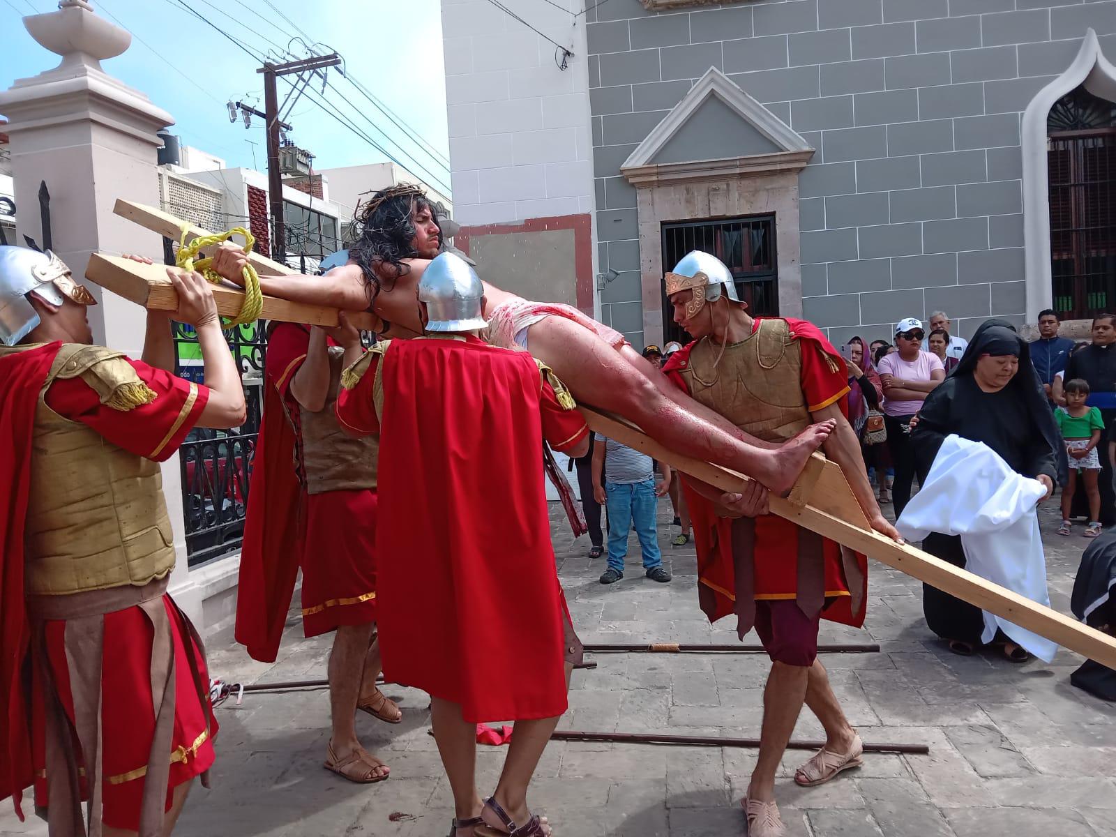 $!Realizan Viacrucis en el Atrio de la Catedral de Mazatlán