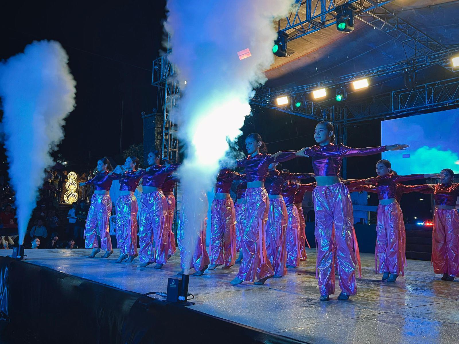 $!Familias rosarenses disfrutan desfile de las luces, gala navideña y encendido del árbol, pese a llovizna