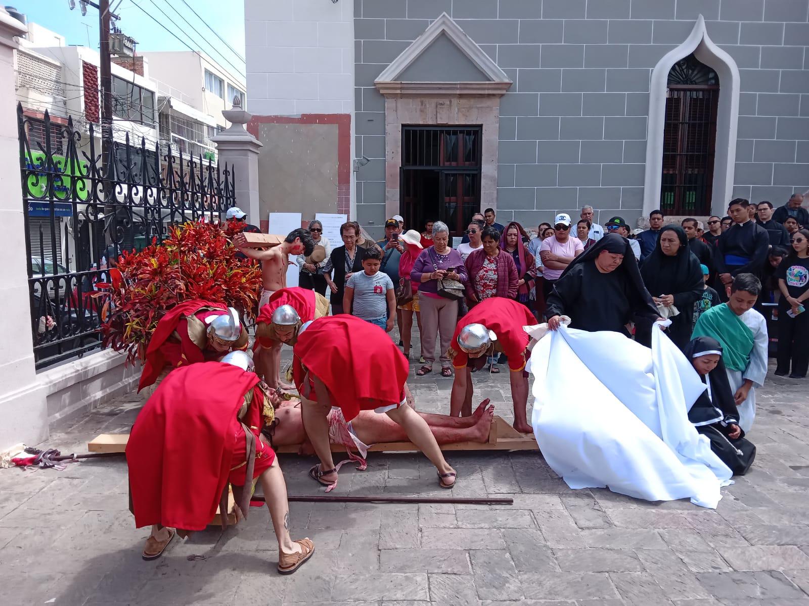 $!Realizan Viacrucis en el Atrio de la Catedral de Mazatlán