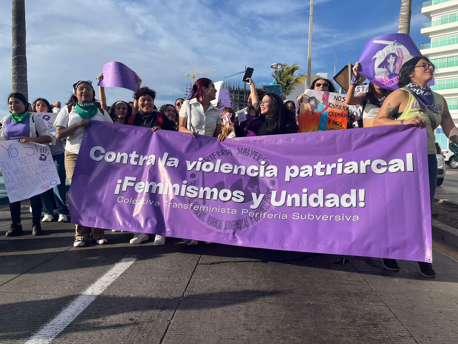 $!Mujeres en Mazatlán ‘encienden el fuego de sus voces’ en la Marcha del 8M