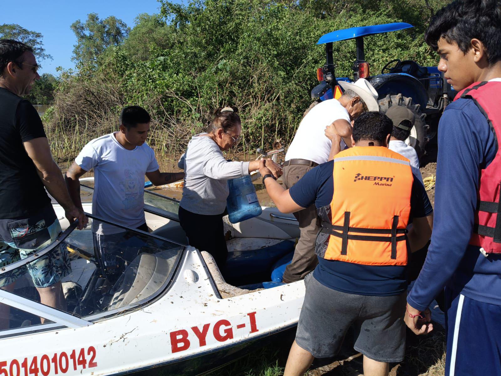 $!Evacuan a más de 100 personas en Guasave por desbordamiento del río Sinaloa