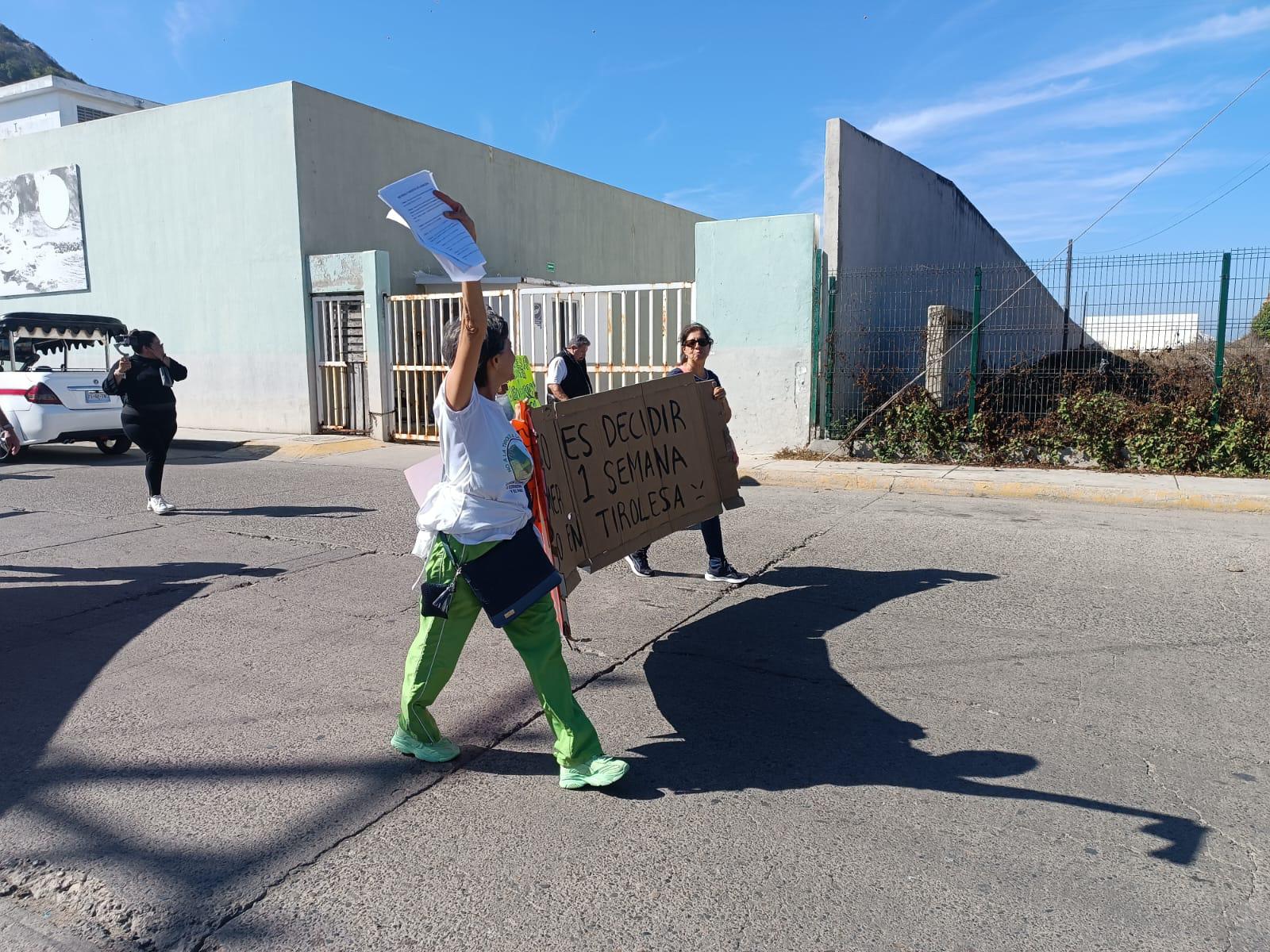 $!Colectivo en Defensa del Faro se manifiesta en celebración de apertura de la Tirolesa