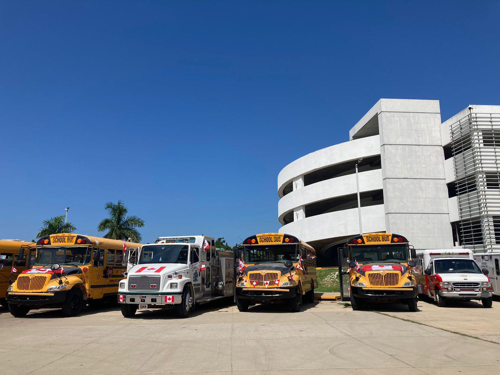 $!Entregan rotarios canadienses siete unidades y equipo táctico en Mazatlán