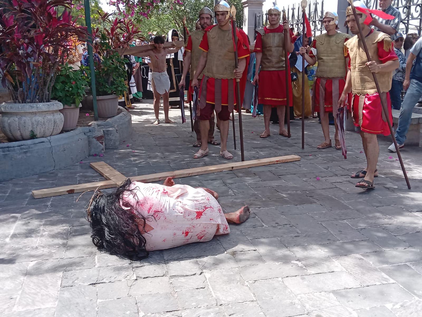 $!Realizan Viacrucis en el Atrio de la Catedral de Mazatlán