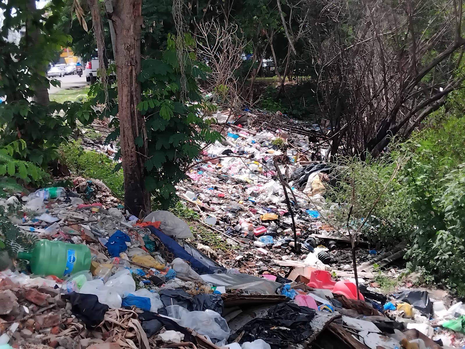 $!Montones de basura ‘inundan’ las orillas del Estero del Infiernillo