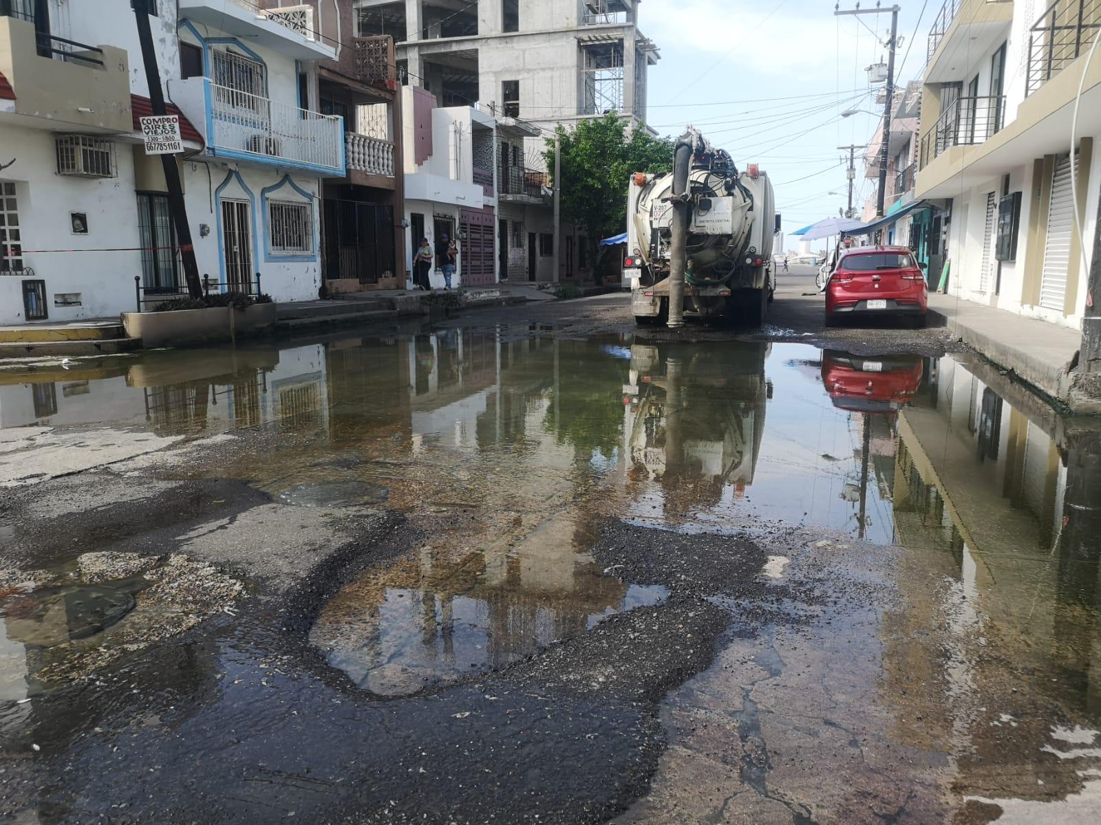 $!Bloquean crucero en el Centro de Mazatlán por baches y fuga de drenaje
