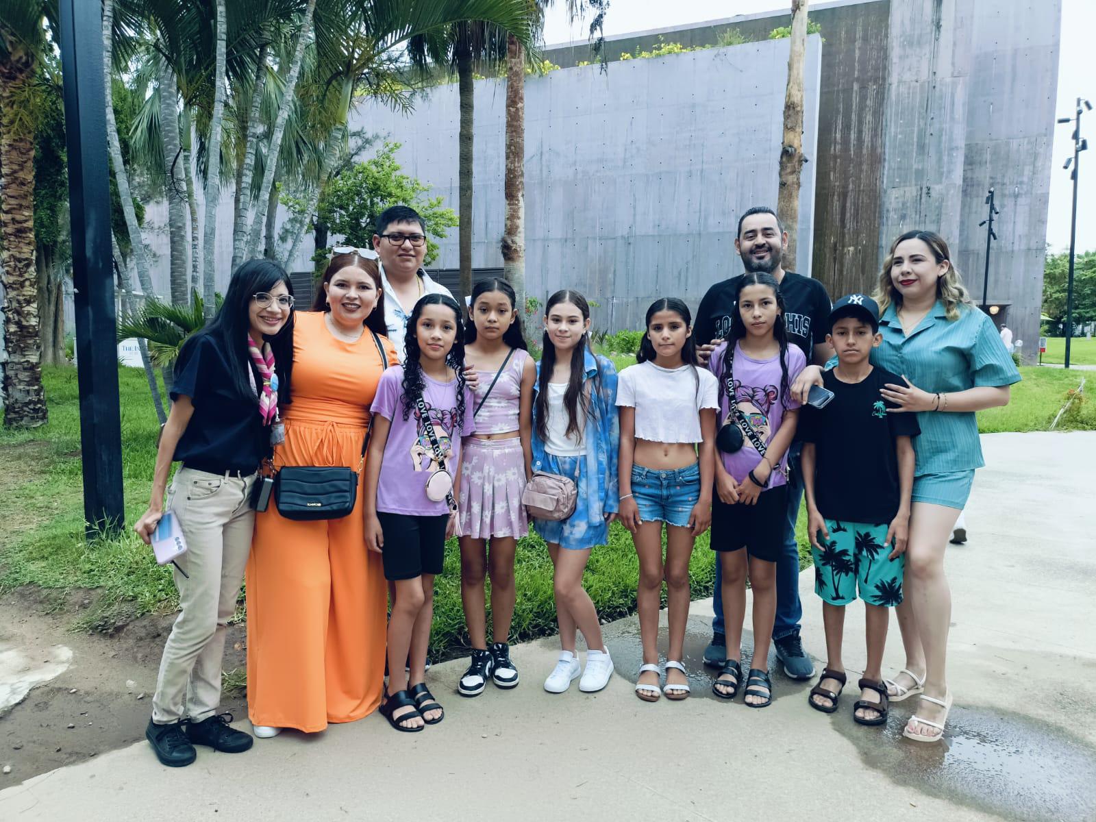 $!Niñas y niños de Huixiopa, Badiraguato, conocen por primera vez el mar, y sus especies en el Gran Acuario Mazatlán