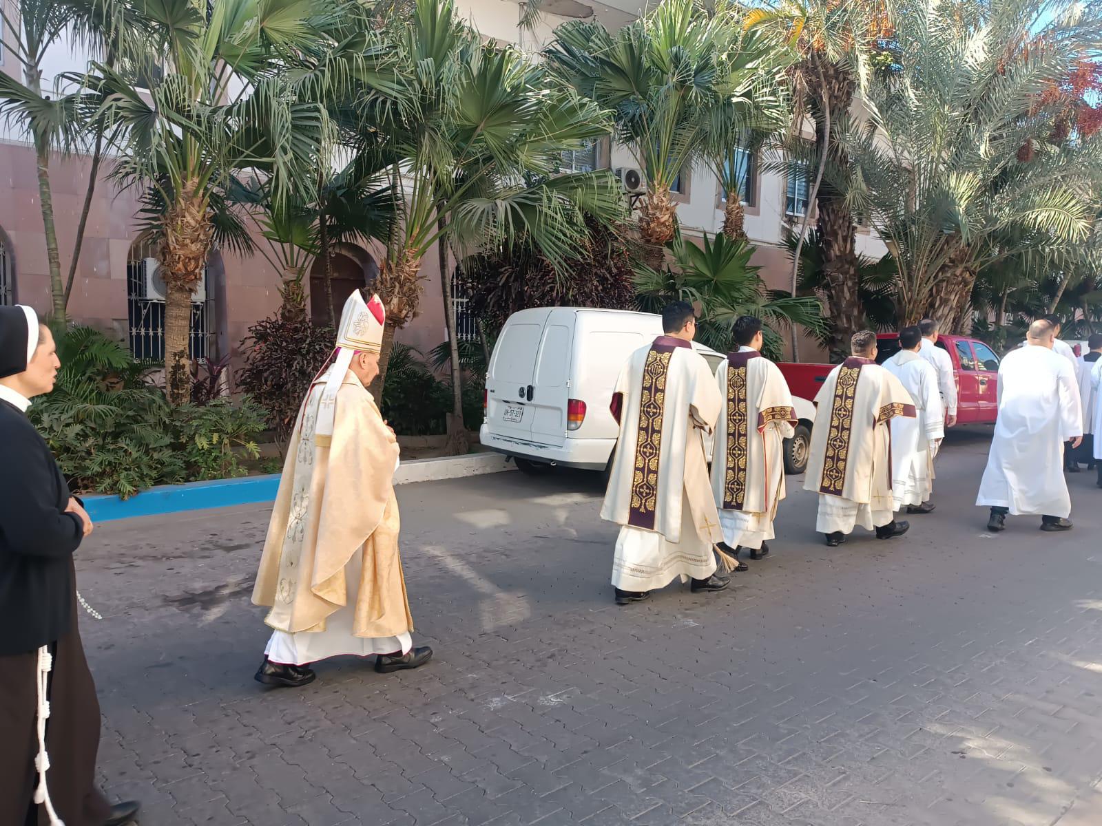 $!Celebran con misa y procesión la llegada del Año Santo 2025 en Catedral de Mazatlán